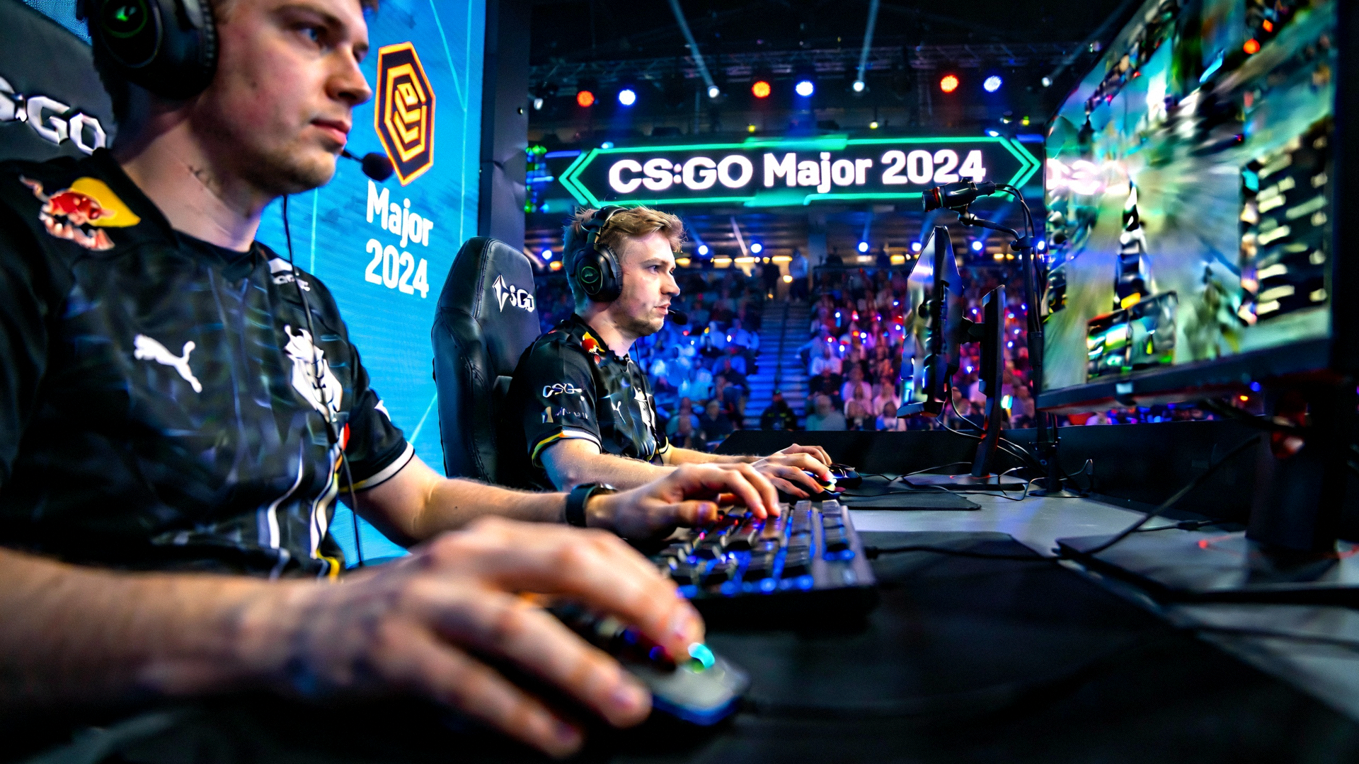 CS:GO Major锦标赛激烈对战瞬间，选手全神贯注操作